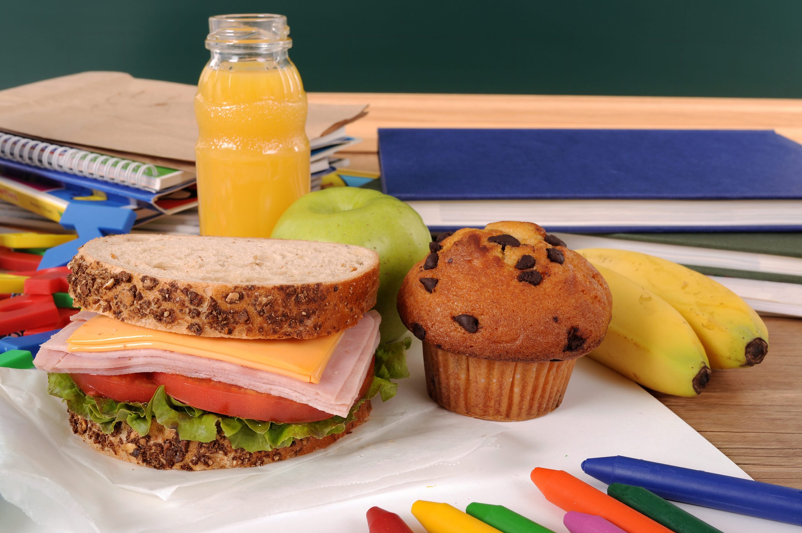 almoco-de-escola-na-mesa-da-sala-de-aula(1)